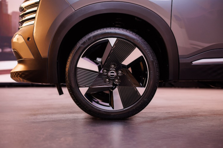 Close-up of the modern, geometric wheel on the 2025 Nissan Kicks.
