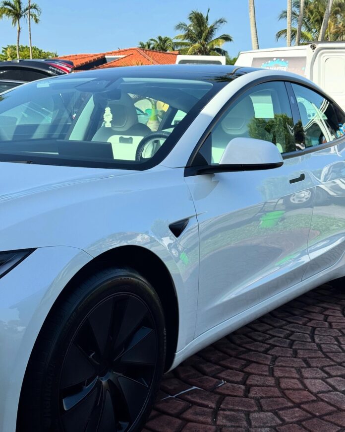 Por qué andas con tu auto sucio cuando lo puedes tener brillante y oloroso. Agende su cita hoy: 7868510740 #topmastercar…