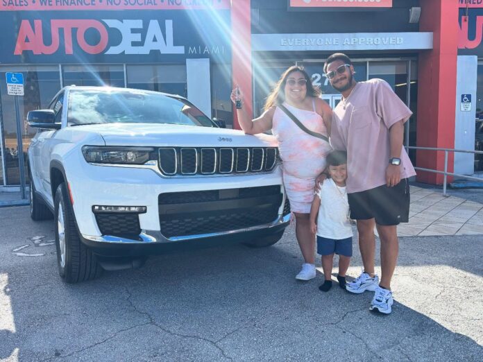 Nada como ver a una familia feliz estrenando su nueva Jeep Cherokee 2023 ❤️ Gracias por dejarnos ser parte de este momen…