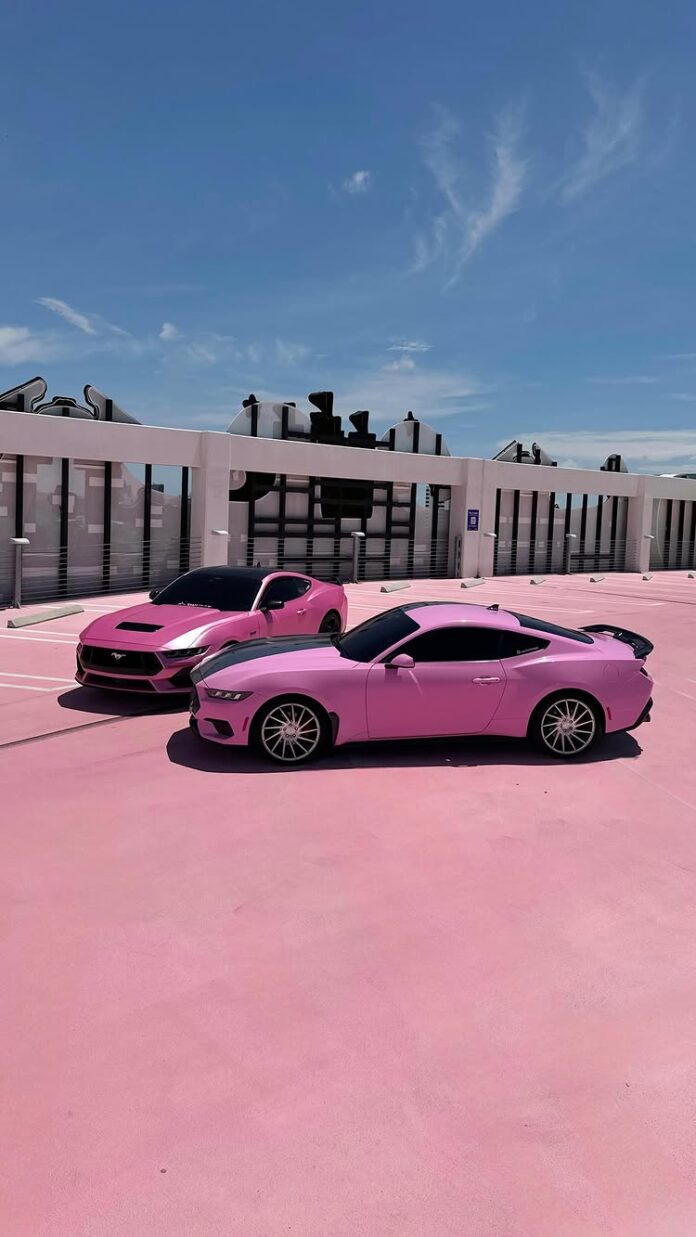 pink mustangs in Miami 🏙️🎀