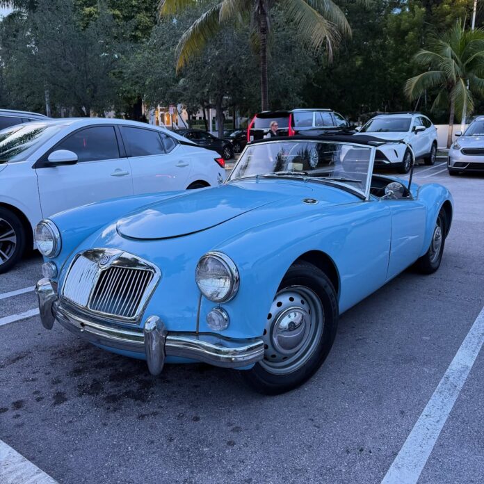 🚘💙 Beep Beep from the Past Hoje, indo só comprar um pão, dei de cara com esse MG A 1600 azul bebê lindíssimo no estaci…