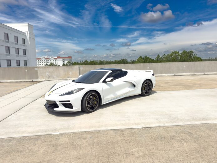 Corvette C8: Pura engenharia americana com alma de supercarro. Motor V8 6.2L, 495 cavalos, 0–100 km/h em 2.9 segundos. D…