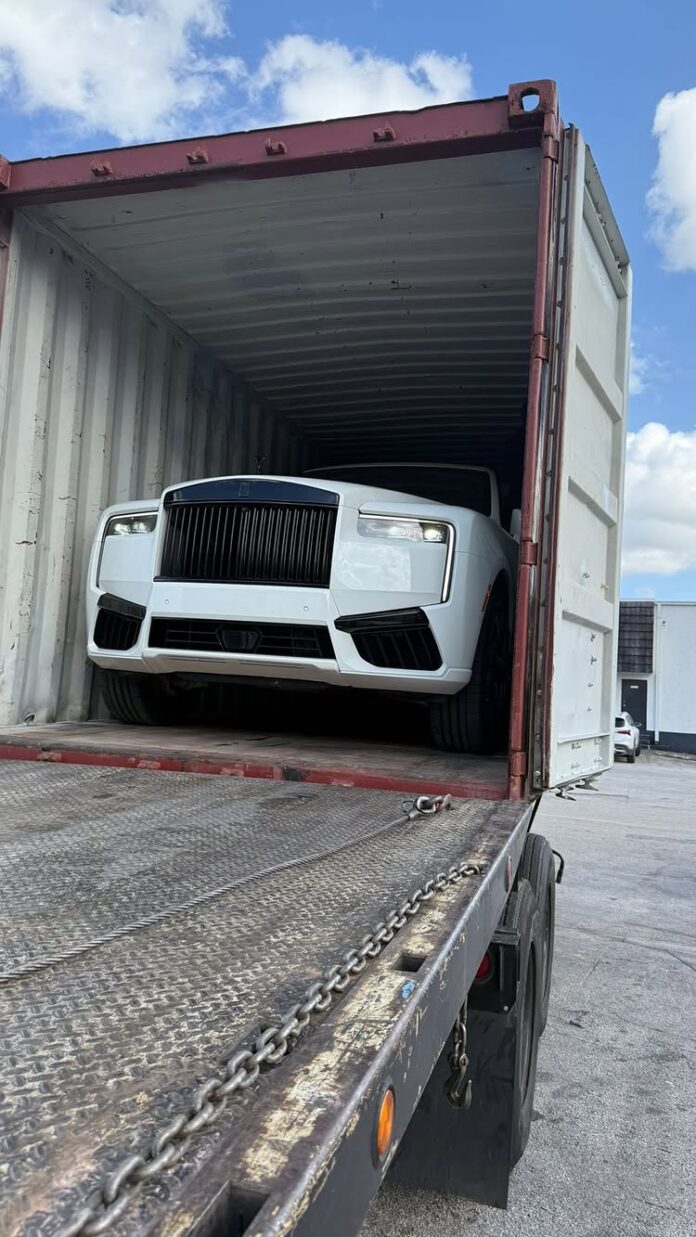 ✨ Entregamos esta belleza a su nuevo dueño: un SUV estilo Rolls-Royce en blanco mate, detalles en negro, parrilla agresi…