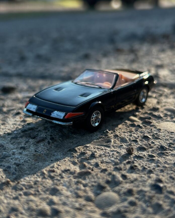 Miami vice. All about the mission and a disregard for the risks. #ferraridaytona365gtb4 #ferraridaytona #tomica #164scal…