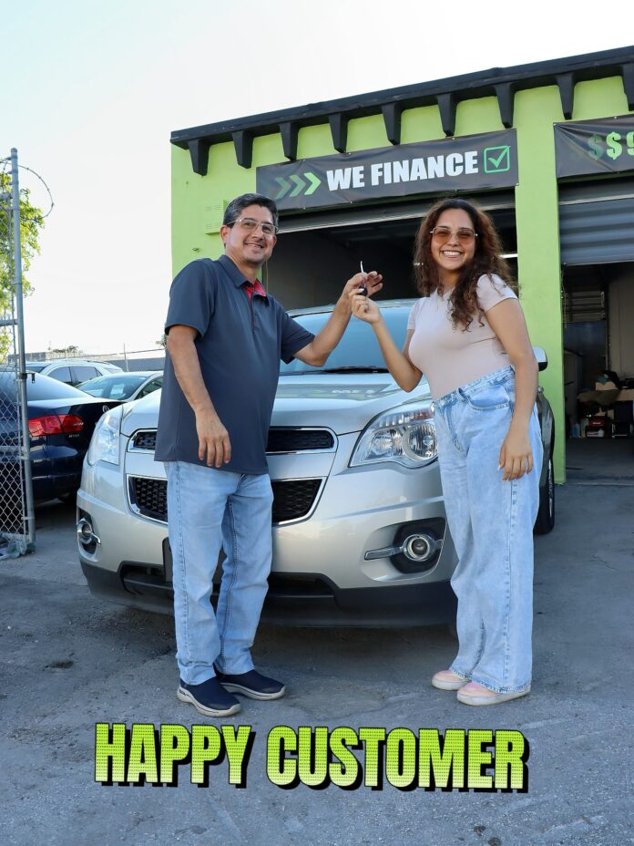 ¡Felicidades a nuestra clienta por llevarse su nuevo carro de CARS MIAMI INC! 🎉🚗 Nada como esa primera llave que abre …
