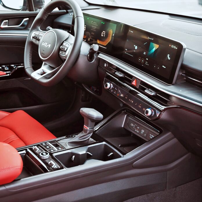 Tu próximo carro no solo se maneja bien. Se siente bien. 😉 Desde su interior hasta su desempeño, el Kia K5 está pensado…