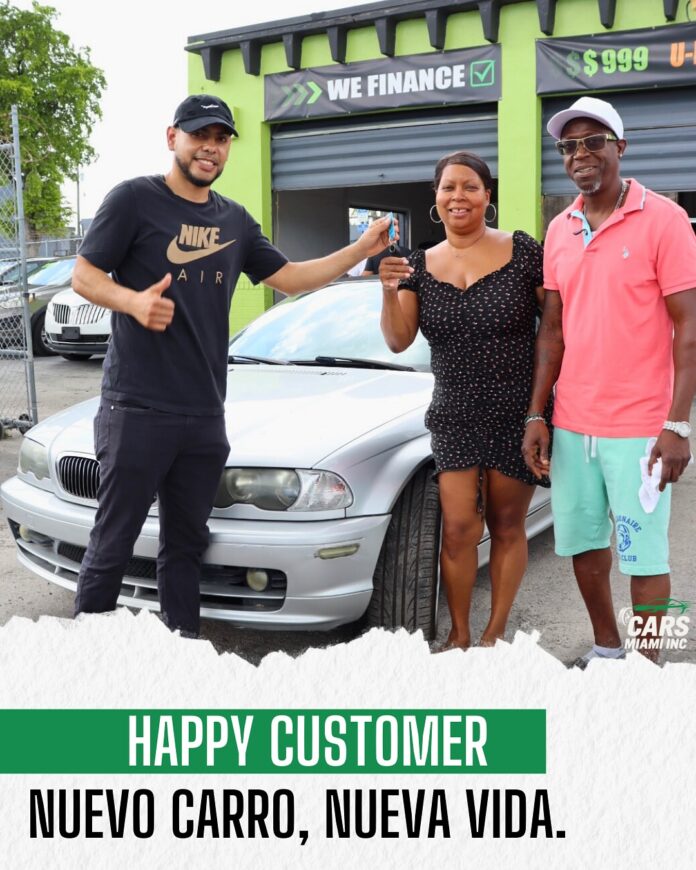 ¡Felicidades a nuestros clientes por llevarse su nuevo carro de CARS MIAMI INC! 🎉🚗 Nada como esa primera llave que abr…