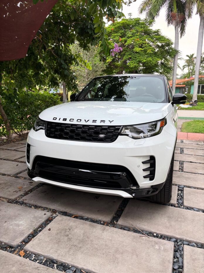 🚙✨ Another sleek delivery just rolled out! Congratulations to our customer on their stunning Land Rover Discovery in cl…