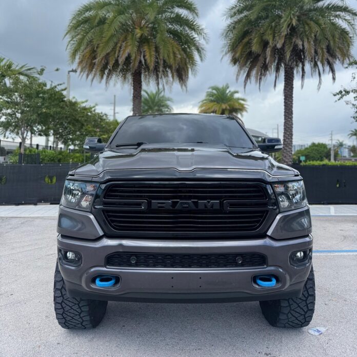 ¡Hola Miami! 🚗💨 ¿Buscas la Pick-up perfecta para la vida bajo el sol? ☀️ 2021 Ram 1500 BigHorn 4×4 ¡Una bestia en la c…